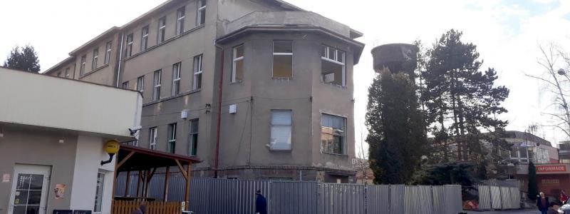 Začíná demolice bývalé dětské chirurgie v Pardubicích