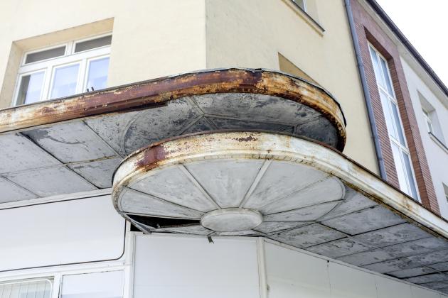 Opravu markýzy na Spořitelních domech by měli z části financovat i jejich obyvatelé