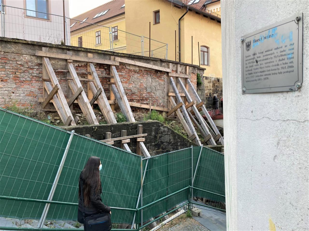 Je to nepříjemná kauza, říká starosta Pilný o opravě zdi nad Širokými schody