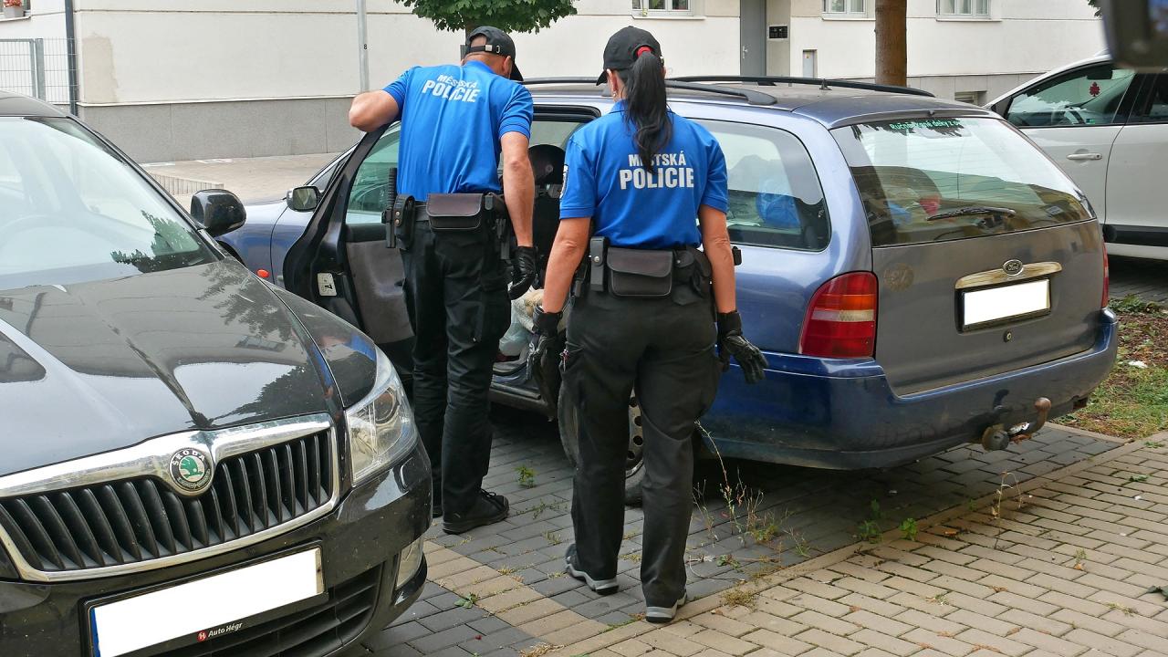 Odstranit autovraky z ulic není snadná práce