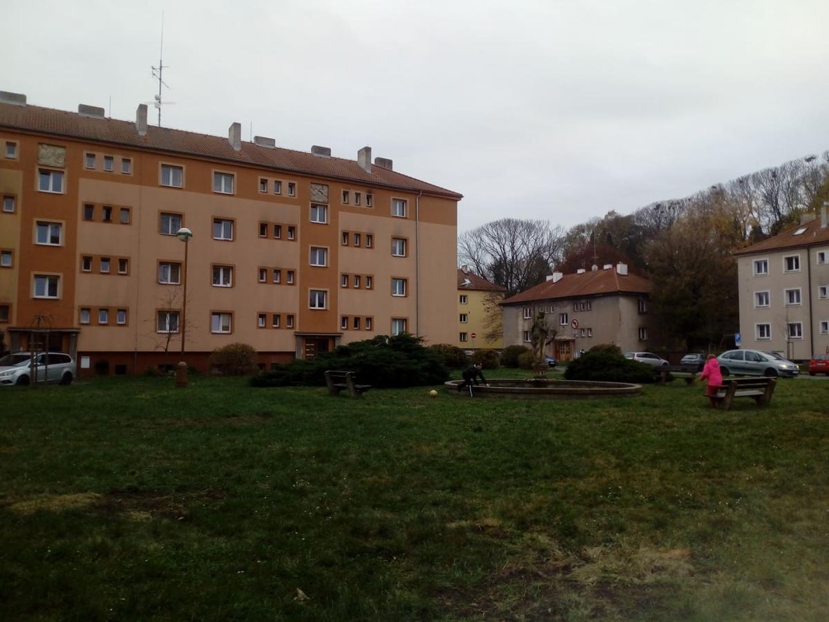 Ani opravenou kašnu ve vnitrobloku Víta Nejedlého nechtějí?