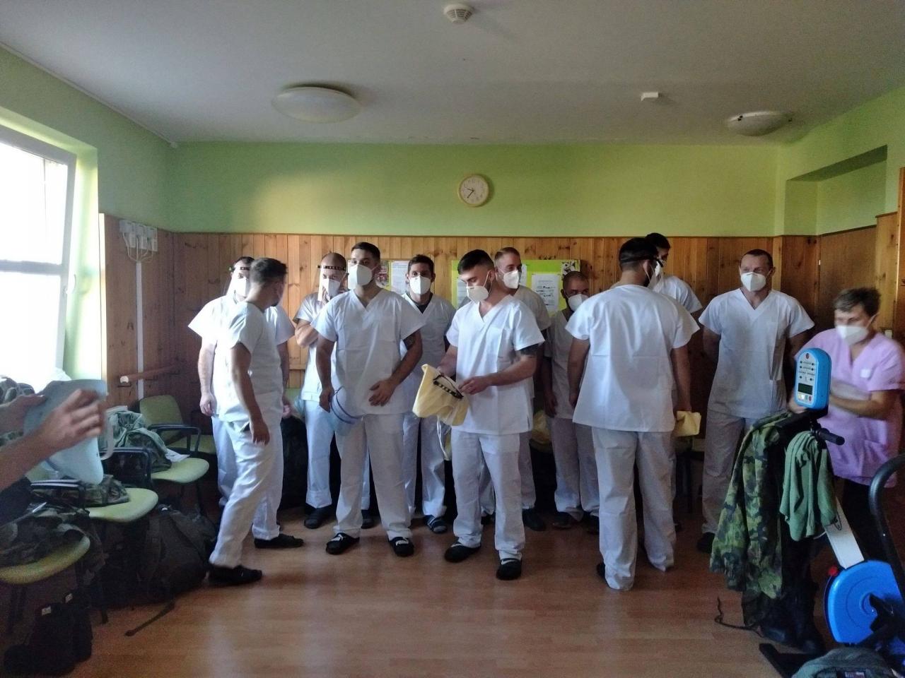 V pondělí nastoupí do SeniorCentra ve Skutči další vojáci. Pomáhají i chrudimské děti