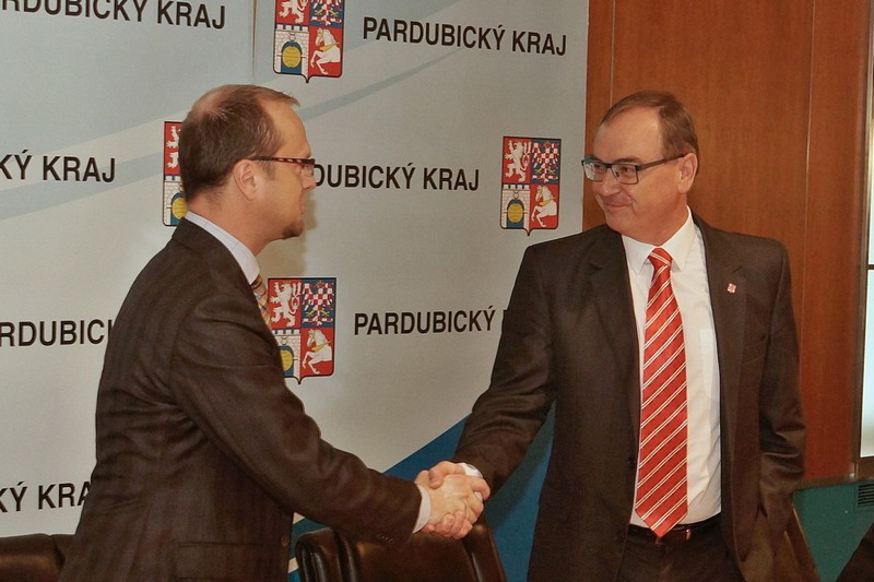 Koaliční smlouva podepsána. Rada Pardubického kraje může nerušeně vládnout