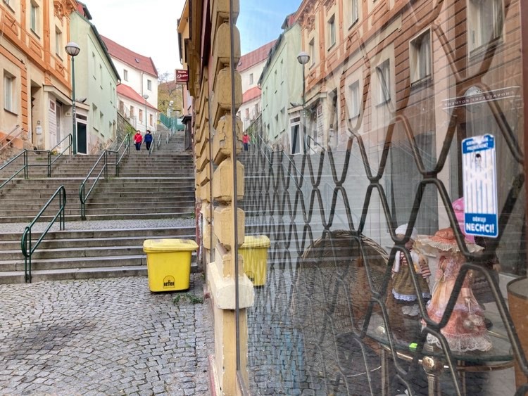 Nad Širokými schody visí tři jedničky