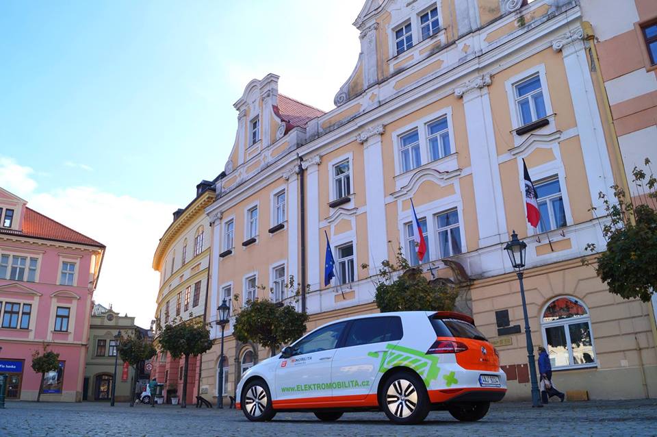 Elektromobil brázdí ulice