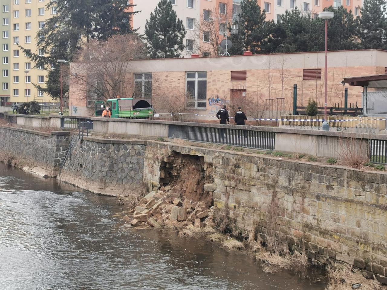 Komu patří zeď, která skončila v Chrudimce? 