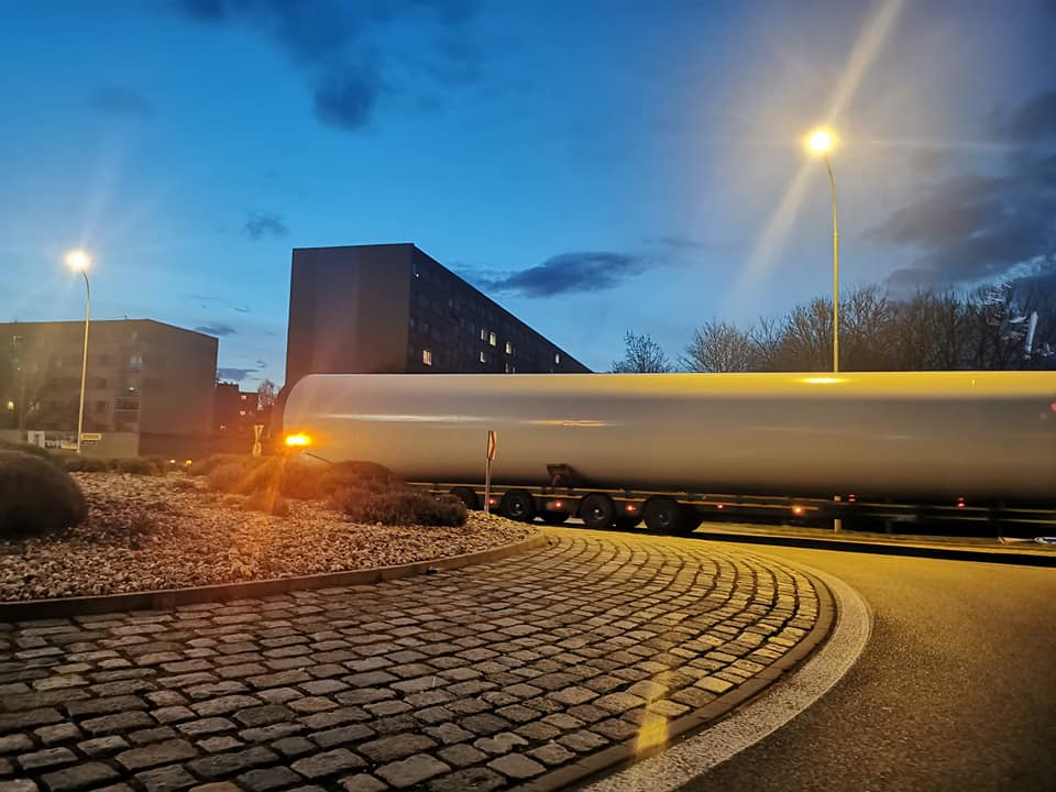 Velký náklad projel a díru zadělali pytli s pískem