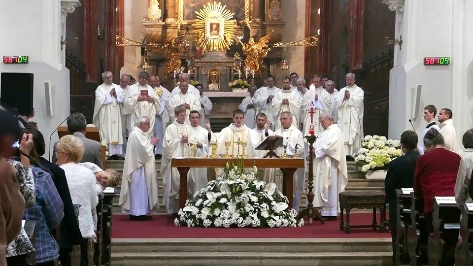 Dva noví kněží z chrudimské farnosti 
