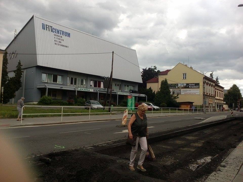 Chodci na Palackého třídě riskují cestu po vyfrézované vozovce