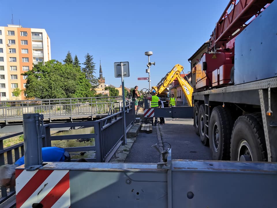 Začalo odstraňování lávky z Jungmannova nábřeží