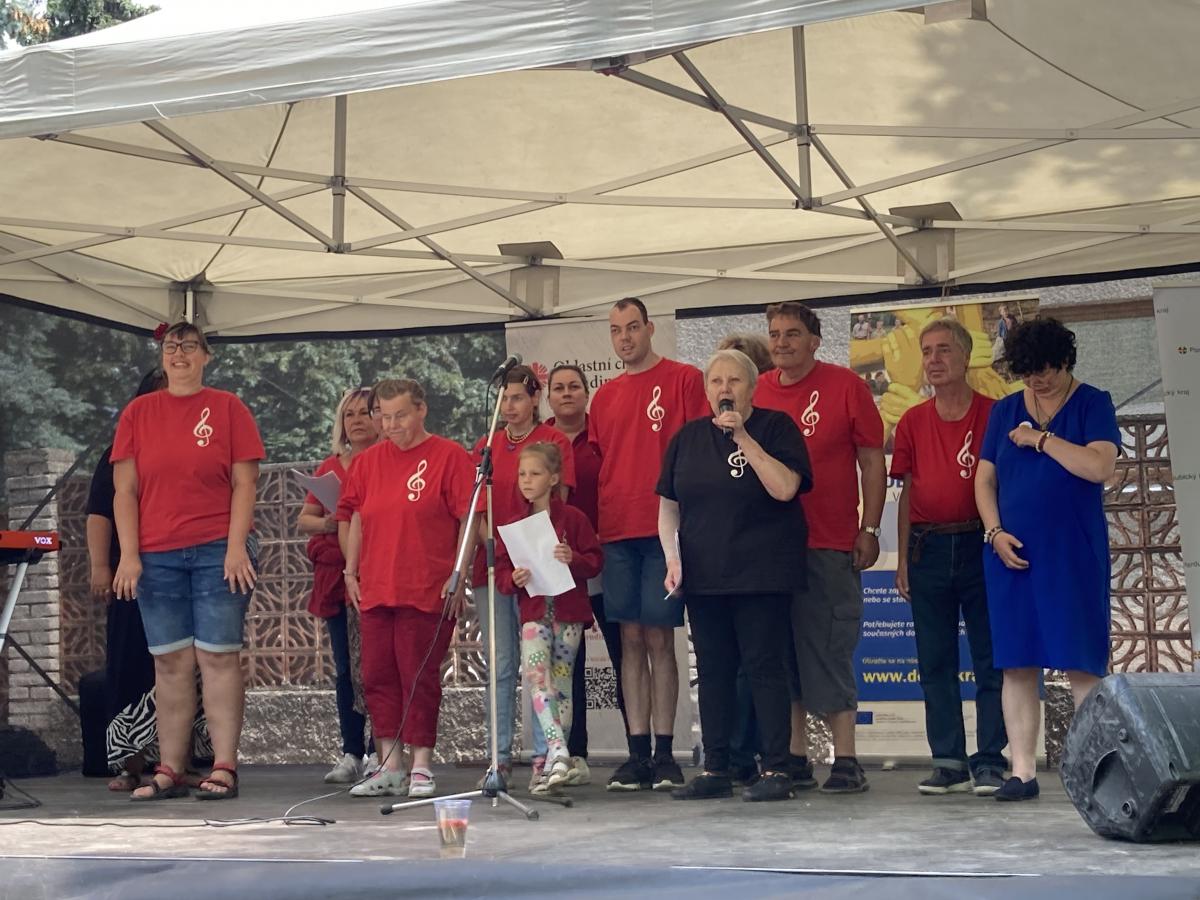 Na Dni dobrovolnictví vystoupila Iva Malinová se souborem Klíčenky