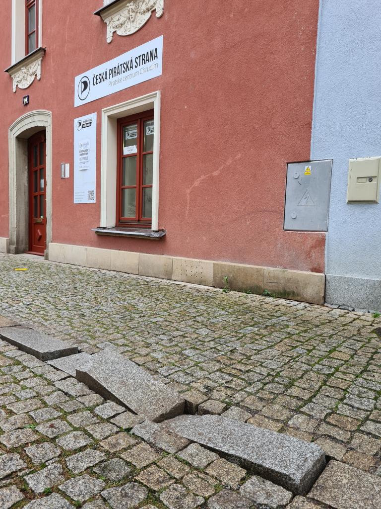 Chodník před pirátským domem volá po opravě