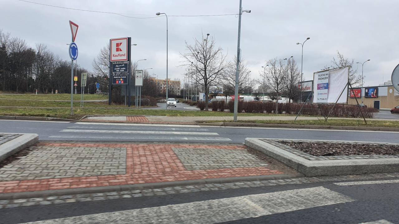 Nelegálně postavené bilboardy mají svého inzerenta