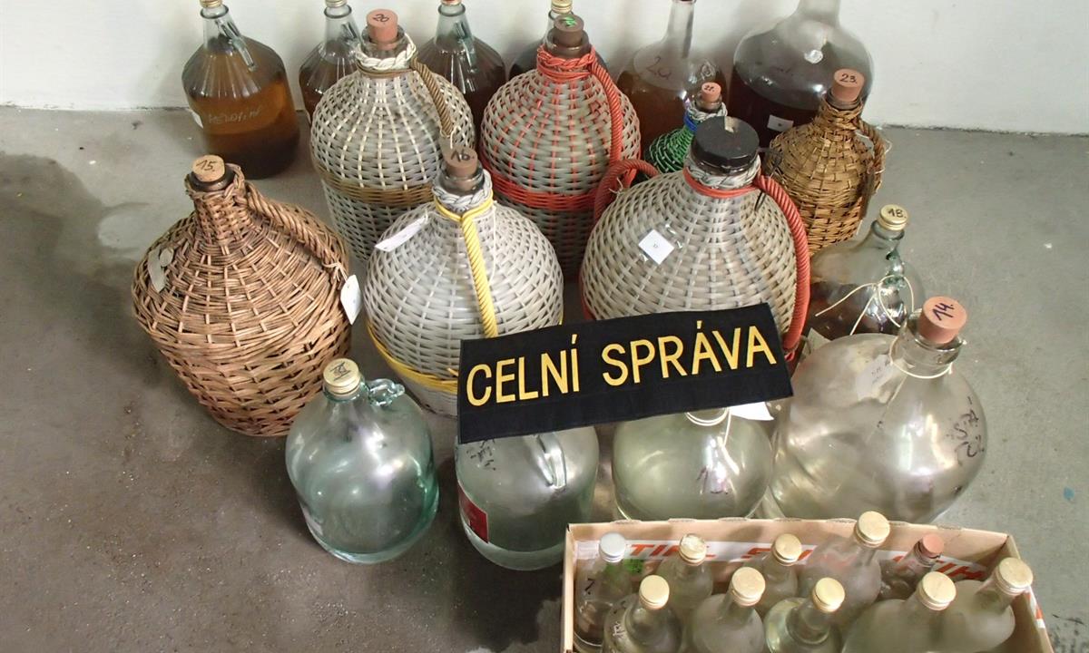 Celní správa ČR varuje: Za přeprodej destilátů z pěstitelského pálení hrozí až půlmilionová pokuta