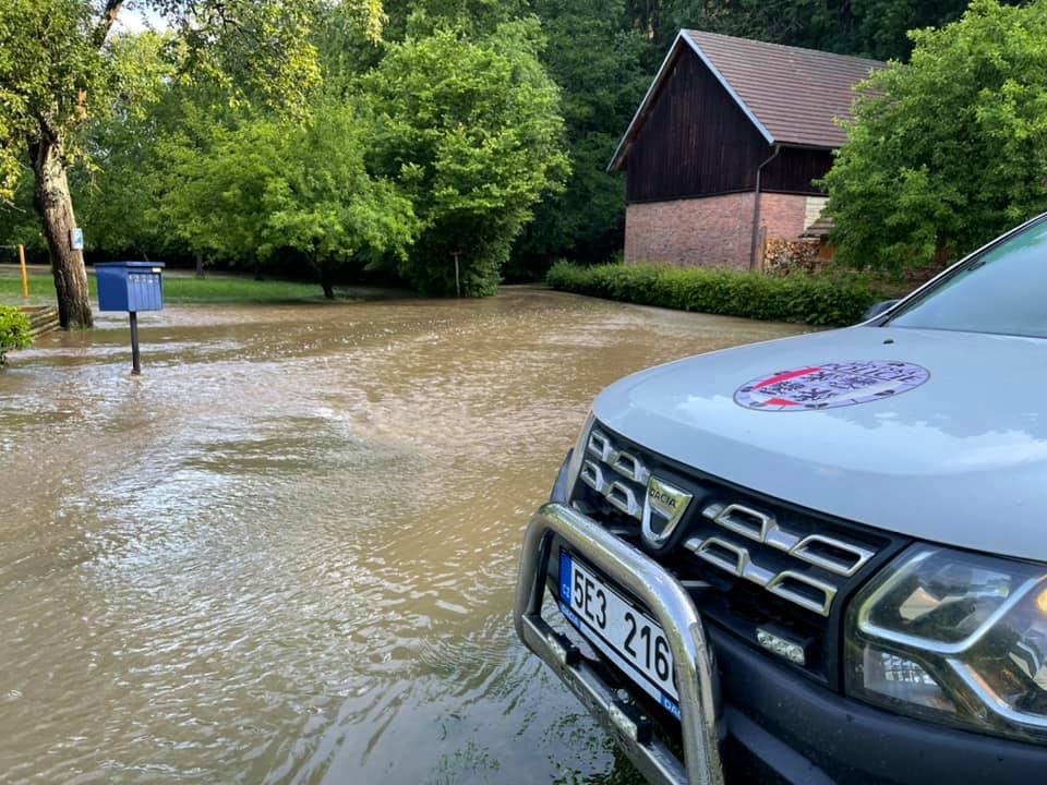 Po bouřkách přicházejí povodně! Hasiči evakuovali i dva dětské tábory