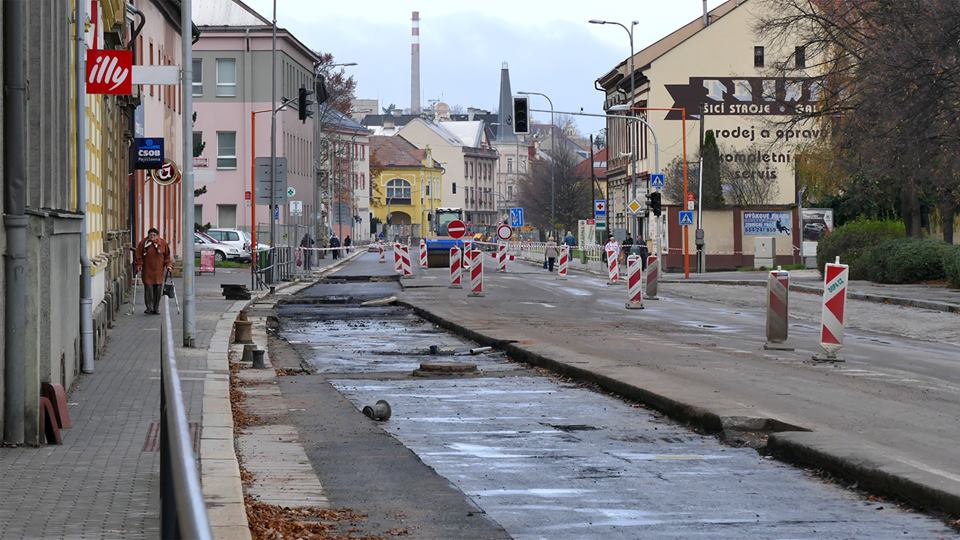 Ani s pokládkou asfaltu na Palackého třídě dělníci příliš nepospíchají