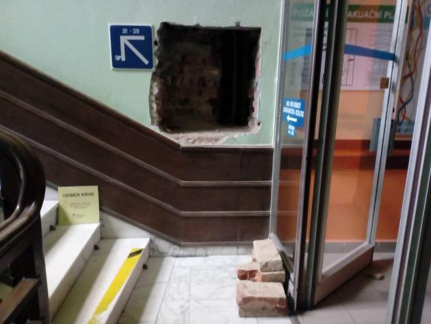 Pachatelem svinčíku na toaletě polikliniky má být jeden z bezdomovců