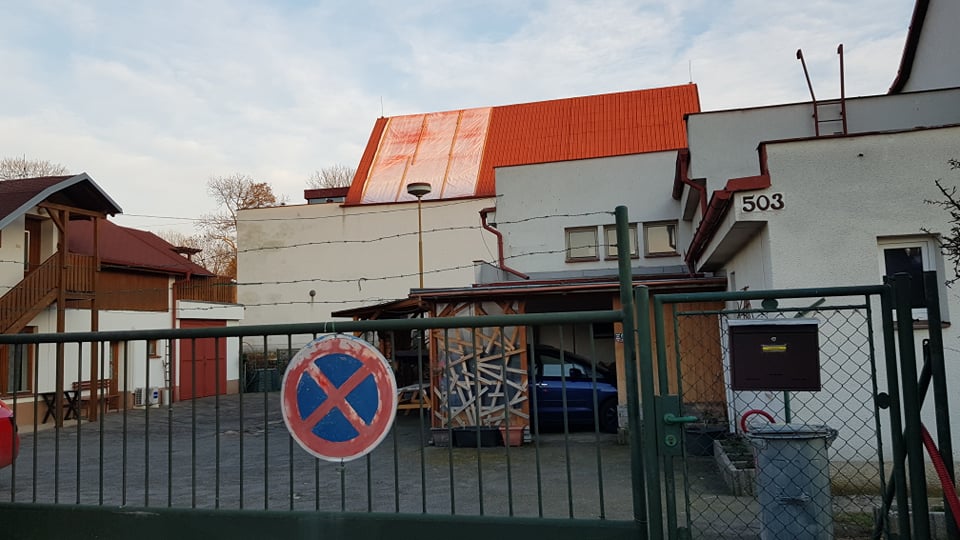 Vichřice odhalila shnilé trámy. Střecha se musí opravit celá