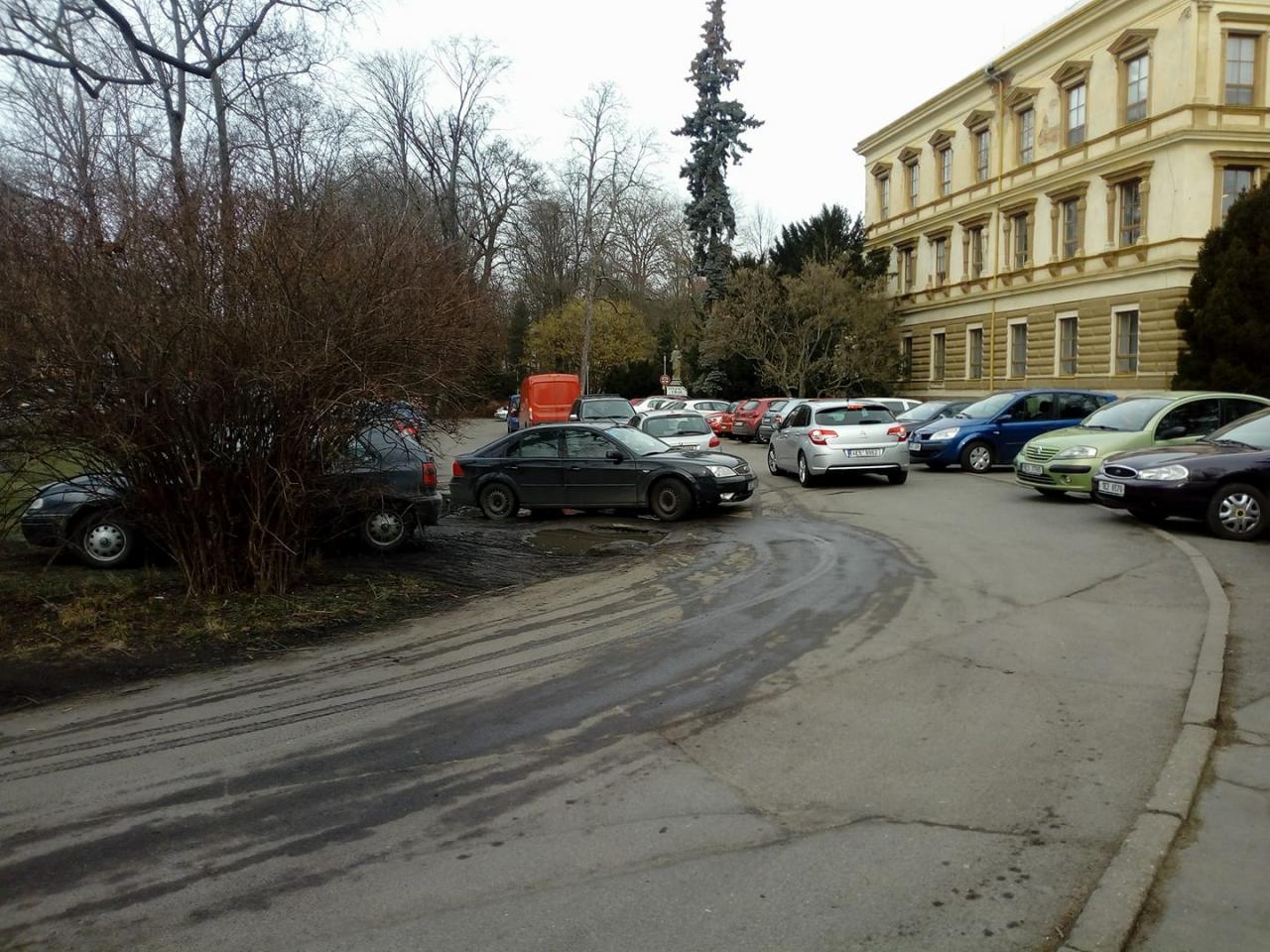 Parkovací apokalypsa před finančákem