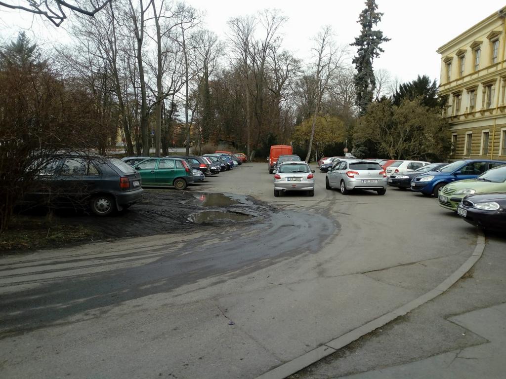 Za stání před finančákem se možná bude platit
