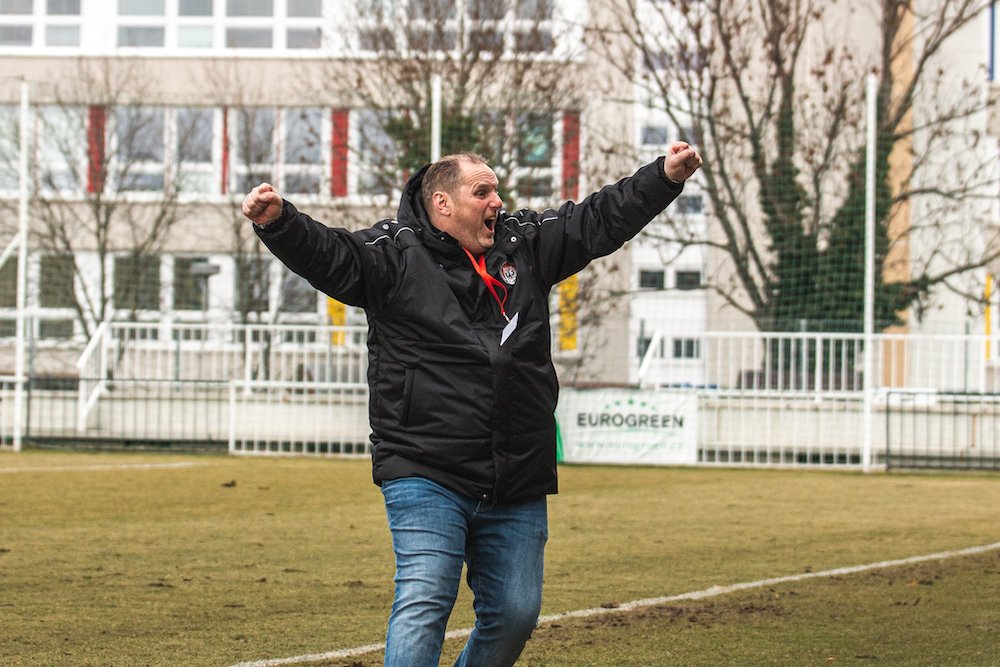Trenér Radek Kronďák bude pokračovat na lavičce MFK Chrudim! 