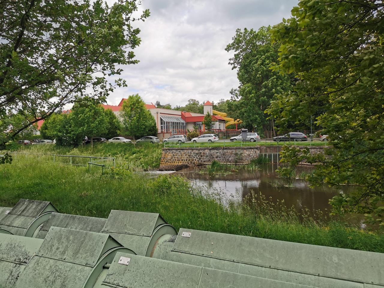 Místo horkovodu má bránit přístupu k vodě pro změnu betonová zeď za 18 milionů!