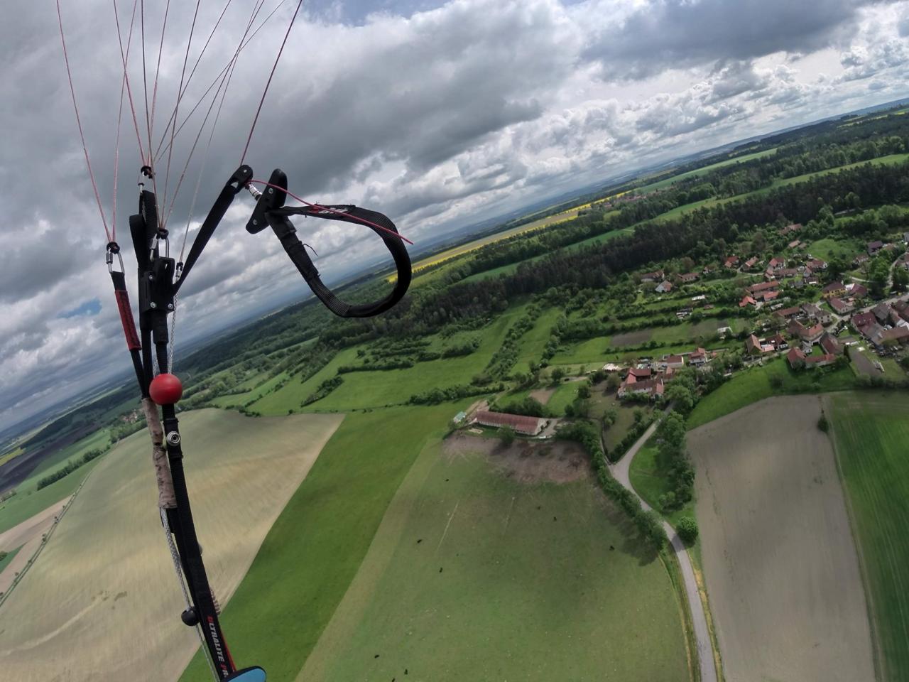 Nehodu paraglidisty řeší policie