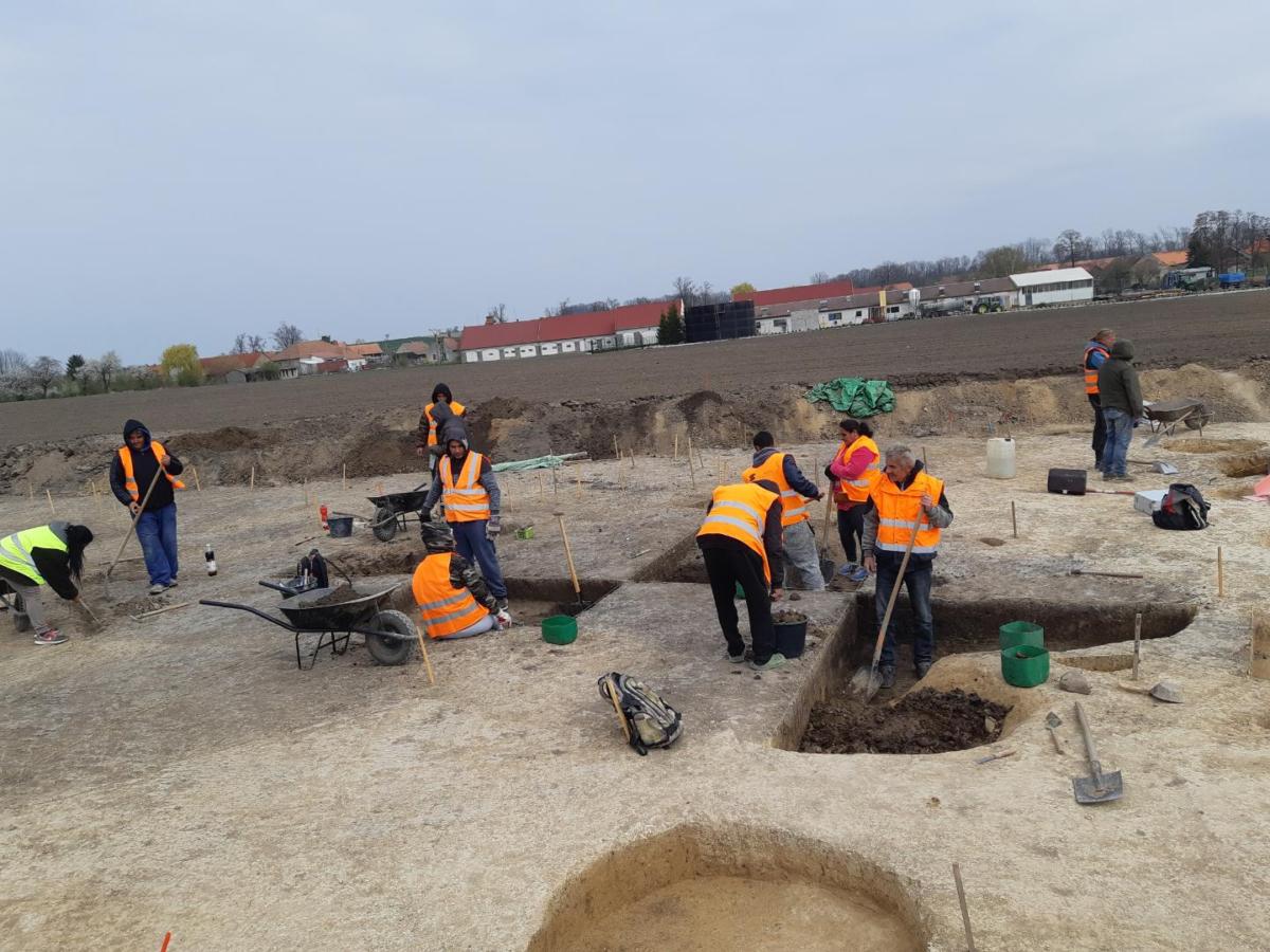 Vykopávky pod obchvatem města mění historii