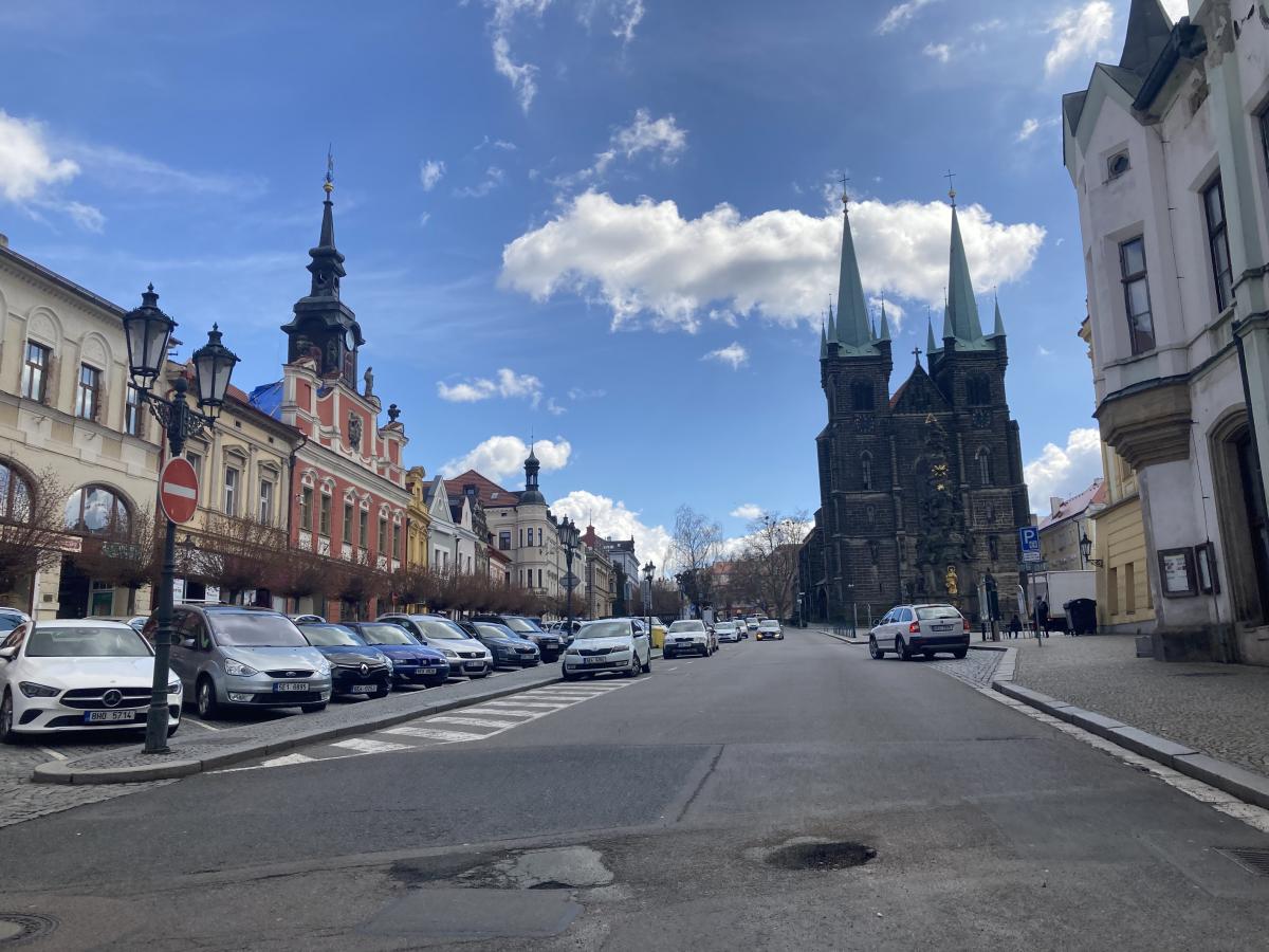 Povede díra u Resselova náměstí do katakomb?