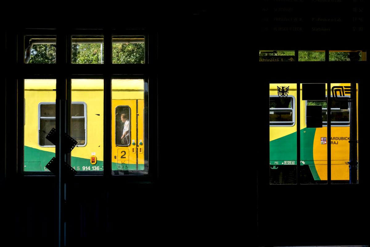 Železniční doprava v kraji: Modernější vozidla, rychlejší spoje, ale především dva dopravci