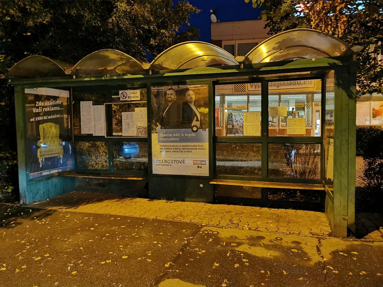 Město vyřešilo po roce problém tím, že bezdomovcům odvezlo lavičky