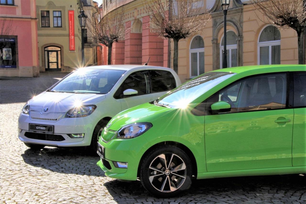 Tisková zpráva: Vozový park úřadu modernizovaly dva elektromobily