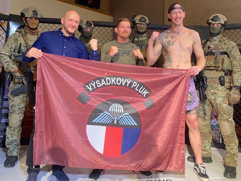 O přijetí do aktivních záloh bude usilovat i zápasník MMA