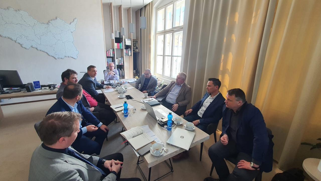 Vyzvali vládu, aby se k transformaci pošty postavila čelem