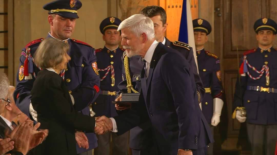 Prezident ocenil státním vyznamenáním hrdinku i zachránce