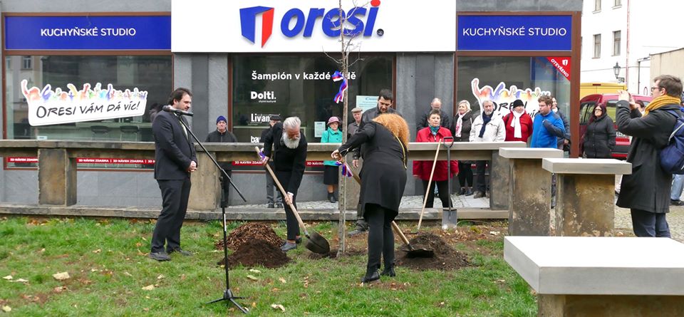 Politici zasadili jabloň a dub svobody