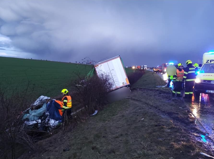 Smrtelný střet auta s kamionem uzavřel obchvat