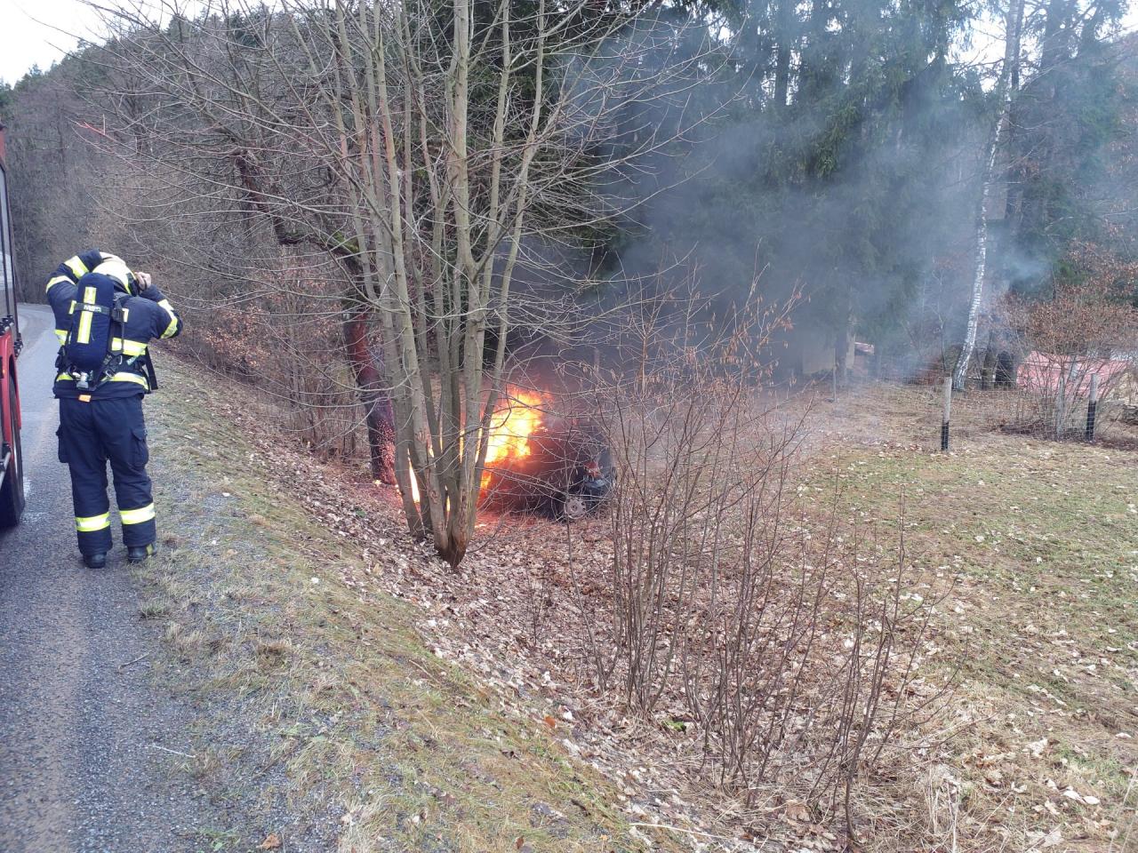  Auto začalo po nárazu hořet