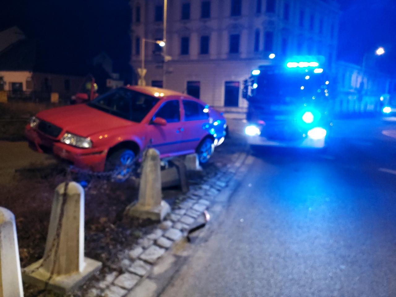 Auto přistálo na květináčích. Vysvětlení řidiče bylo prosté