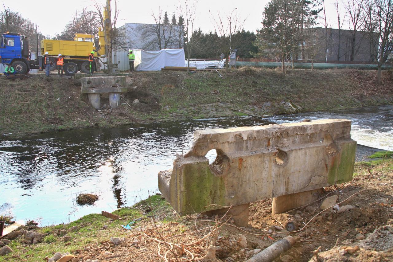 Město odstranilo další lávku přes Chrudimku