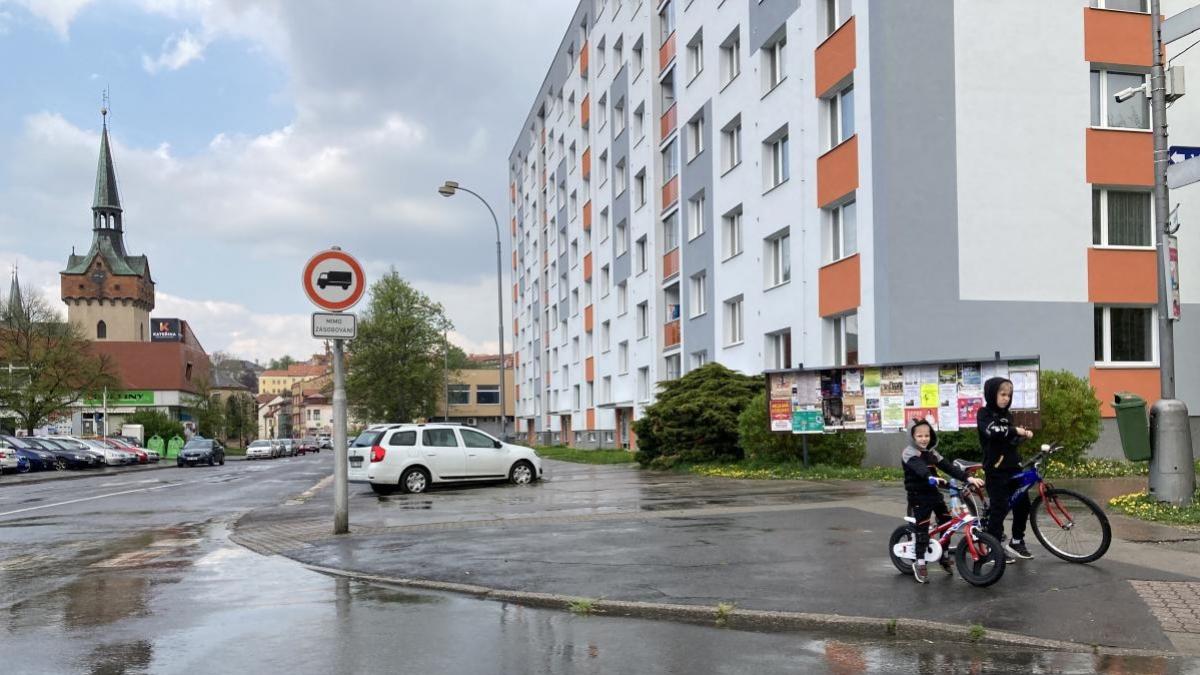 Policie zjišťuje, zda řidič srazil chodce úmyslně, nebo mu bránil v jízdě