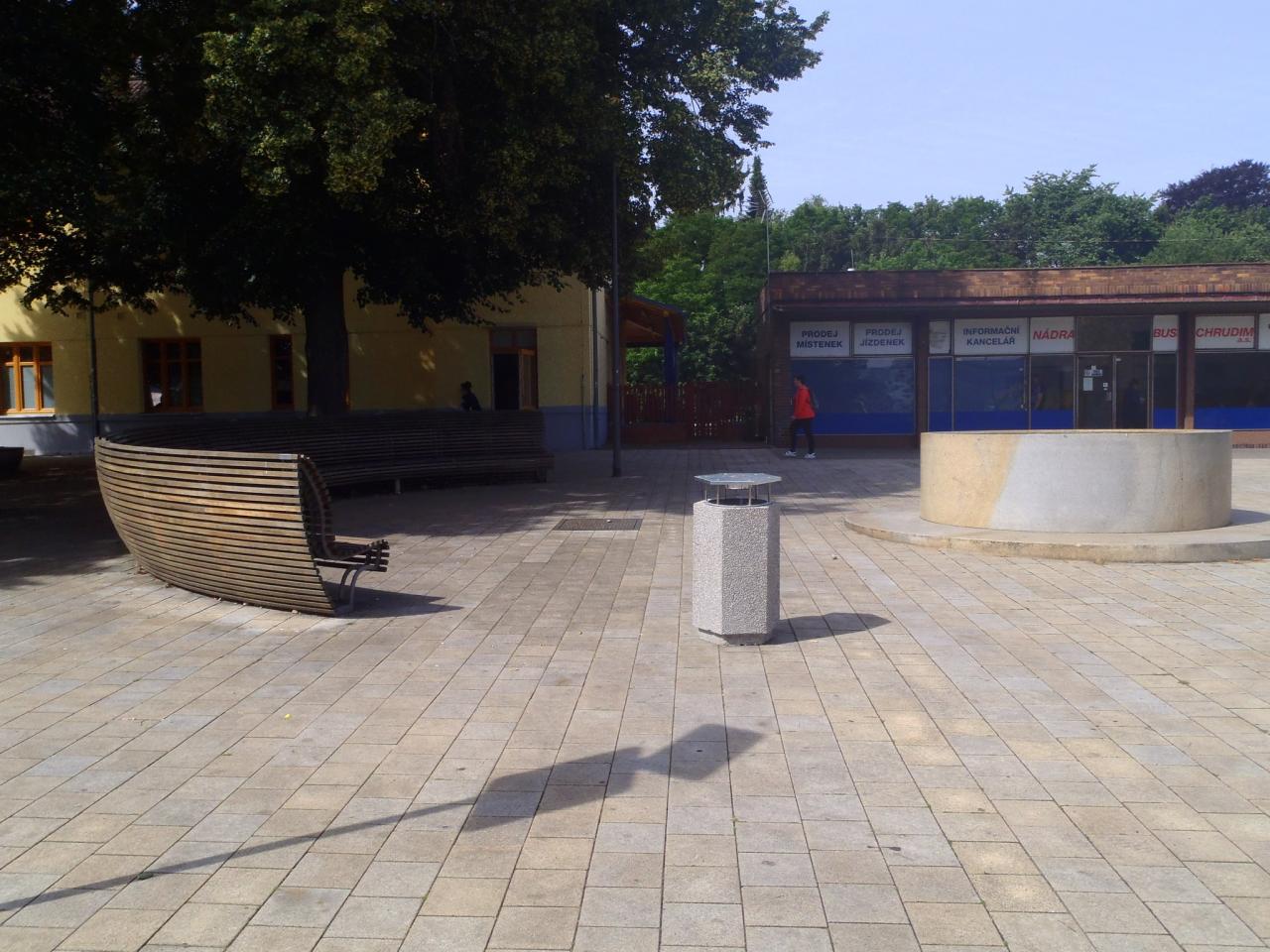 Nepořádek před nádražím vyřešily betonové koše