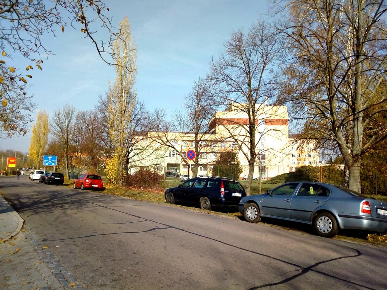 Parkování u nemocnice připomíná džungli