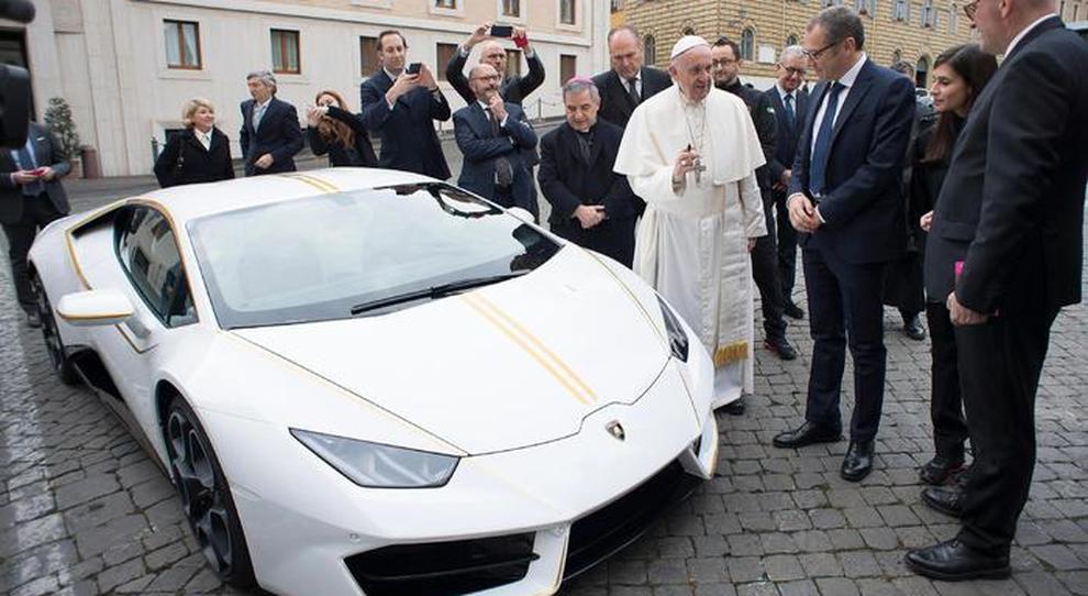 Papežské „lambo“ už je na prodej