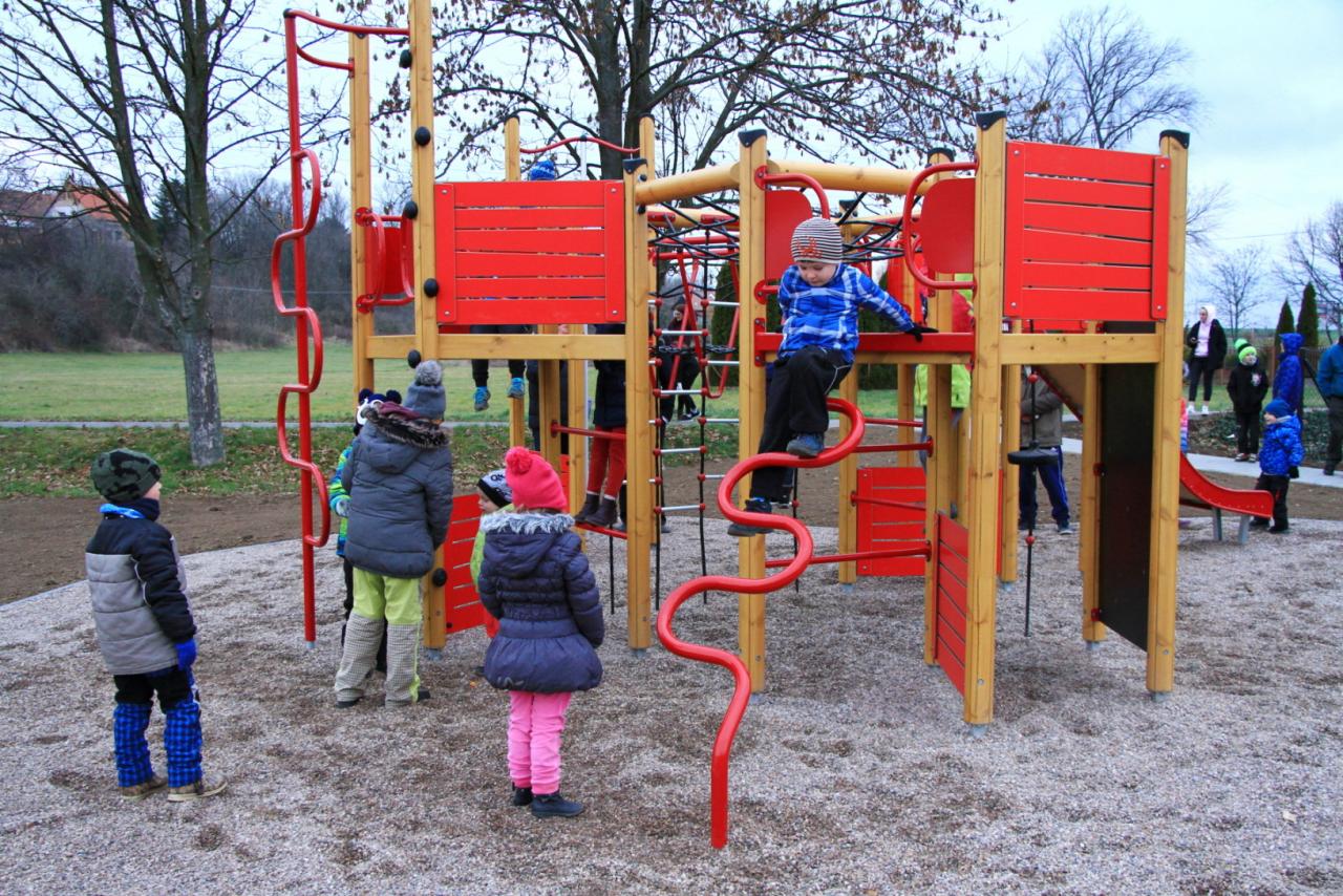 Tisková zpráva: Nové hřiště ve Vestci potěší děti i dospělé