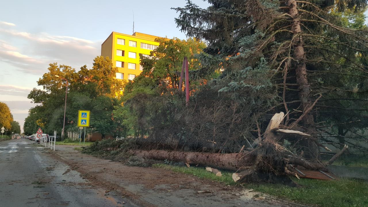 Silné bouřky po sobě zanechaly spoušť. Zasáhly i dva zastupitele