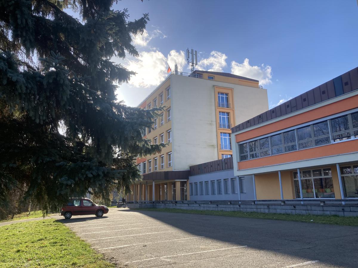 Střechu dílen na průmyslovce čeká rekonstrukce