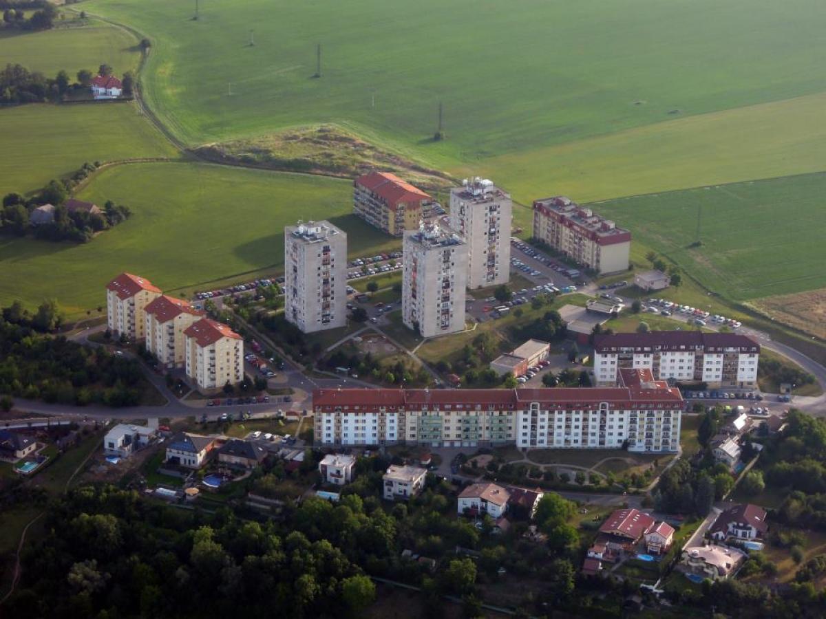 Autobusáci jako toulaví psi. Občůrávají na konečné výlepovou plochu