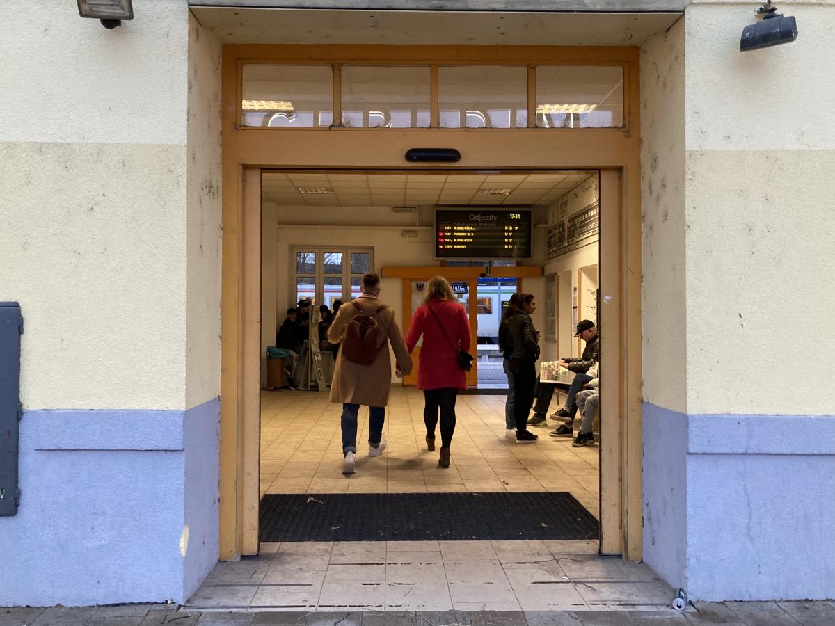 Strojvedoucí poučoval muže, jak se má chovat, ten si to nenechal líbit