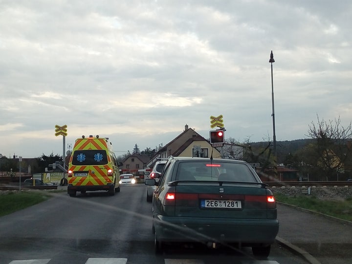 I sanitka musí na přejezdu čekat